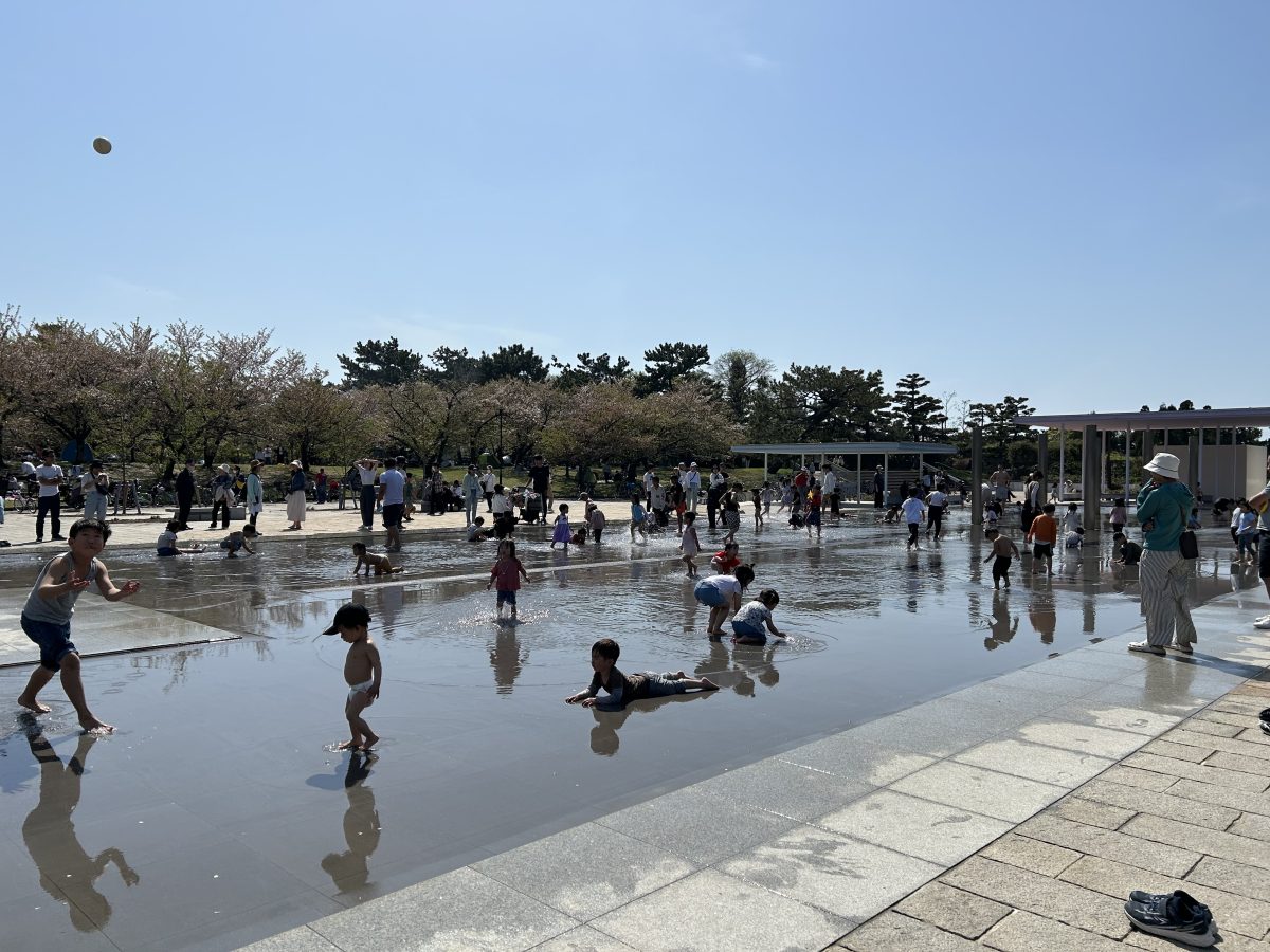 噴水広場は　たくさんの子供たちが　大喜び　濡れても天気ですぐ乾く