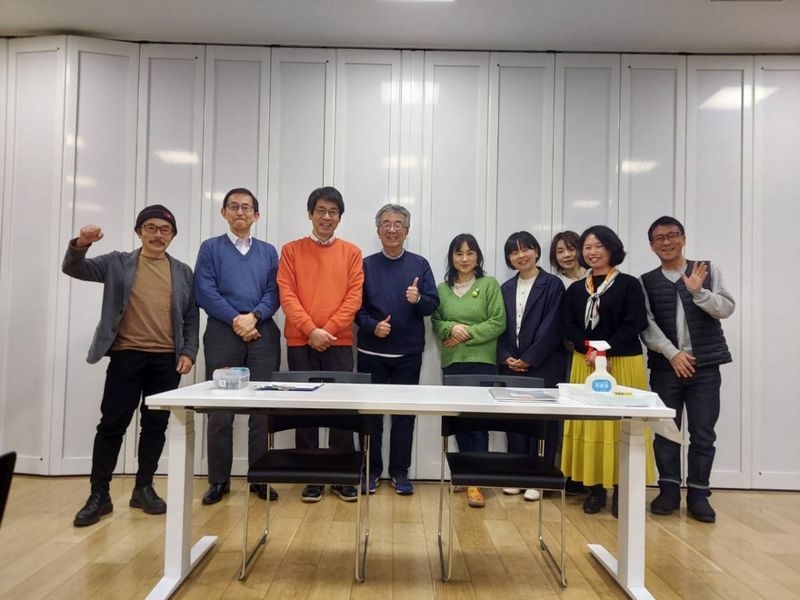 弊会メンバーが講座を盛り上げていきます！ 左から3番目が、理事長・山川和彦麗澤大学教授。