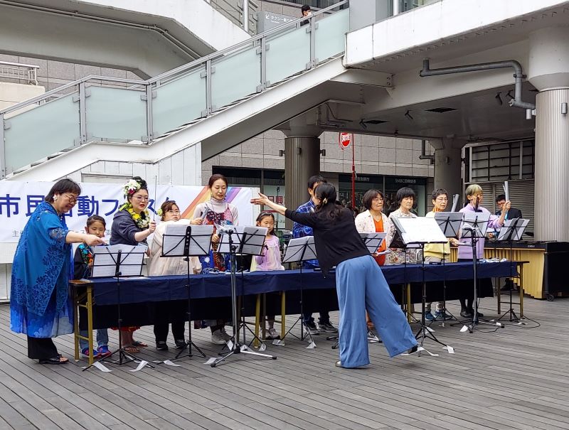 昨年の「メリメロ音楽会」は、ファミリかしわ前広場で練習の成果を披露。皆さんの息もあっていてステキな演奏でした！（昨年フェスタより）