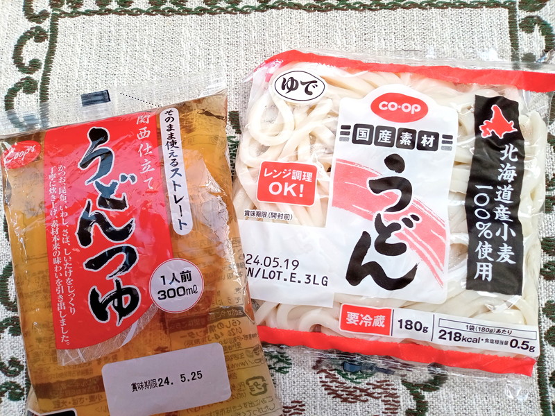 お気に入りのコープブランドのうどん玉。北海道産小麦100％使用で60円ちょっととお求めやすい金額。うどんつゆはアミノ酸無添加です