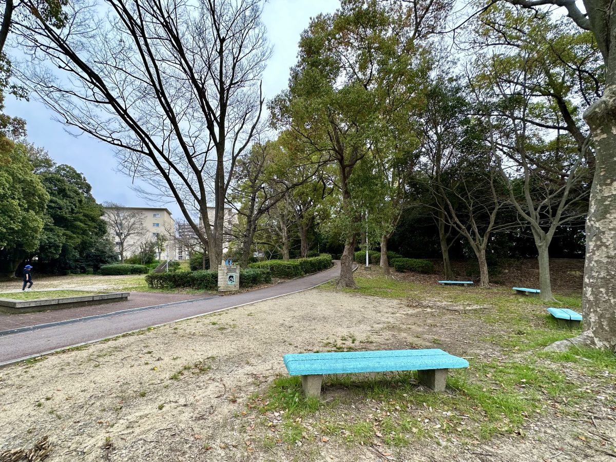 緑道側の入口とベンチ