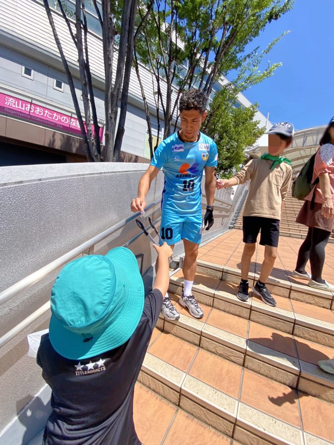 【NAGAREYAMA F.C. DAITO選手】と一緒に〝北エリア〟を清掃！改札に向かう階段は早速ゴミが落ちていました