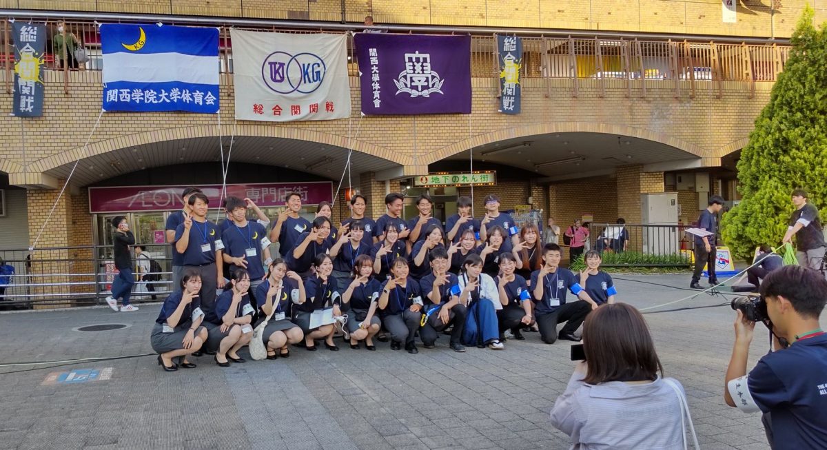 【写真】ステージ終了後は準備を進めてきた学生役員が関西大学、関西学院大学一緒に記念撮影。みんなホットしつつ、充実した顔にみえました。