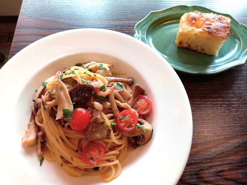 食べても食べてもゴロゴロ出てくるアオリイカに驚きと感動。フォカッチャは噛むと美味しい油分がじゅわ～