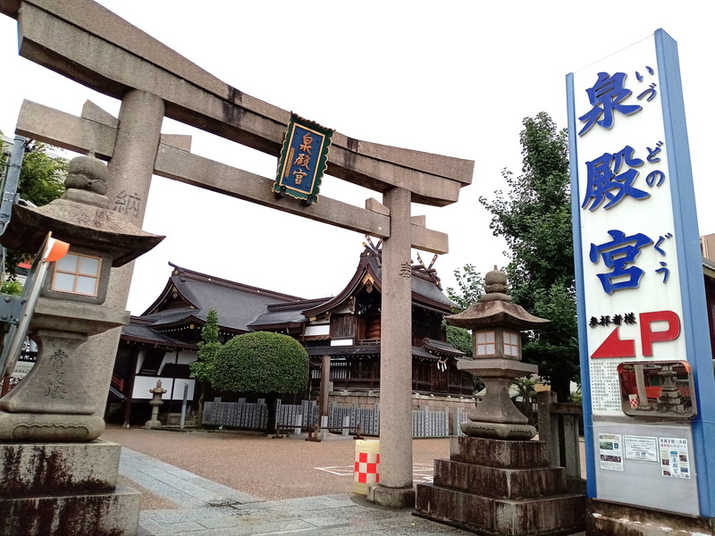 こうやって神社仏閣に偶然出会うたび、軽く後悔。「御朱印帳、持って歩くクセをつけなくちゃ・・・」