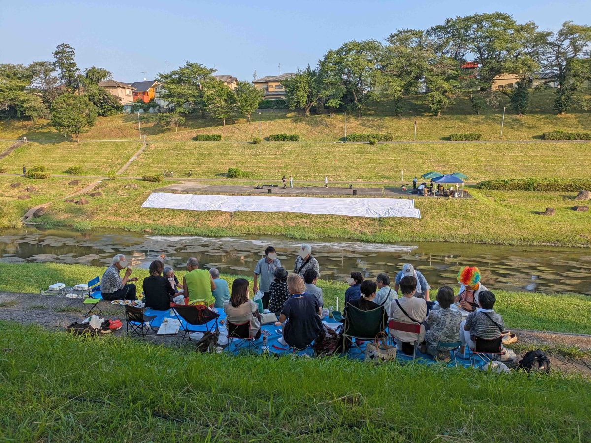 大階段から対岸のステージを臨む