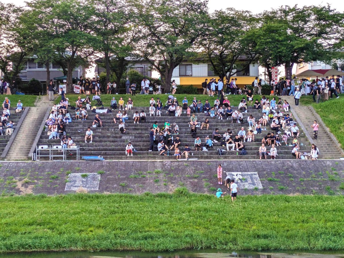 ステージから見た対岸の大階段＝観客席