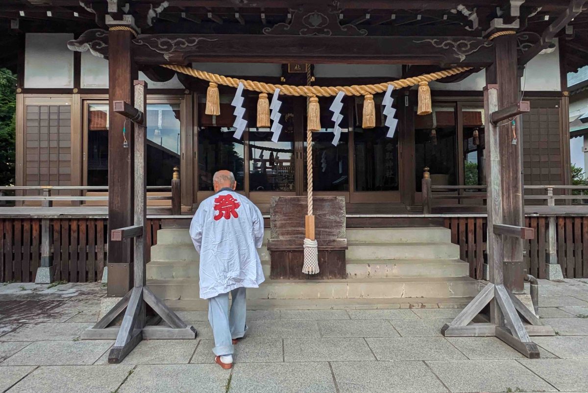 旭町香取神社本殿前。新調されたしめ縄が飾られています。