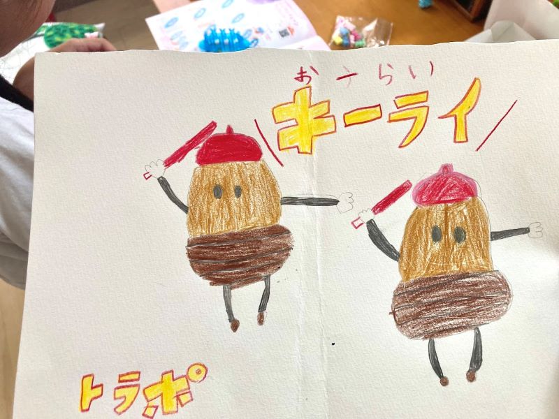 小学生の姉も、会ったことないトラポが気になって絵をかいていました。オーライ！