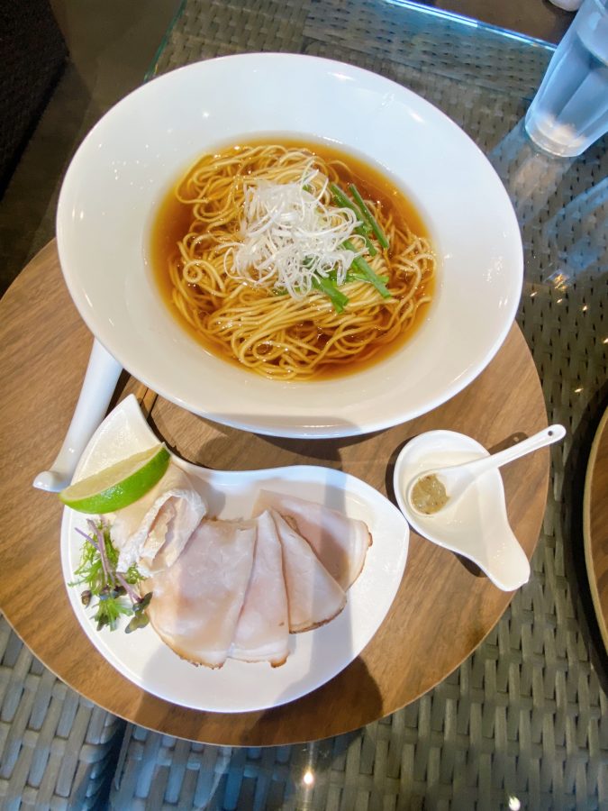 〝しょうゆらーめん〟をオーダー♪黄金スープはコクがあり香りが良い〜あっさりしているけど味はしっかり！絶品！美味しい♡味変できるライム・薬味・にんにくコンフィもピリッとさらにコクが増しました！しっとりなローストポークとチキンはさらに旨み倍増♡