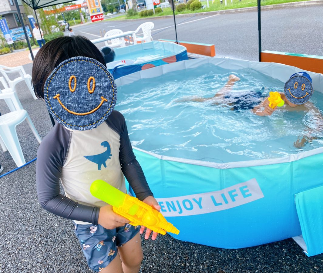 水遊びグッズも自由に使ってOK！撃ち合いっこだぁ〜！はじける笑顔がたまらない〜楽しいいね♪