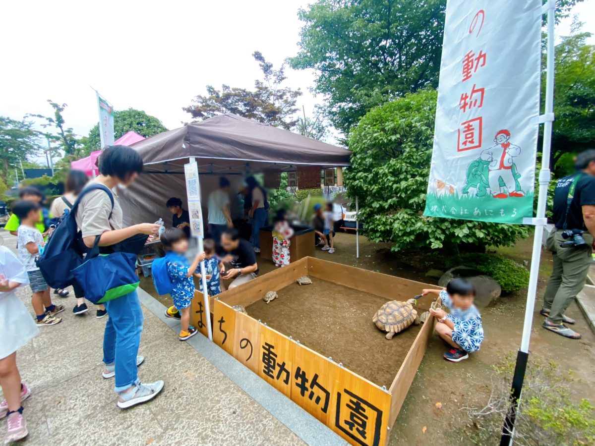 たくさんの子ども達が餌やりを楽しんでいました〜動物さんのペースに合わせて餌をスタンバイしたり、優しく触ったり、浴衣姿で記念撮影も夏祭りの良い思い出に〜