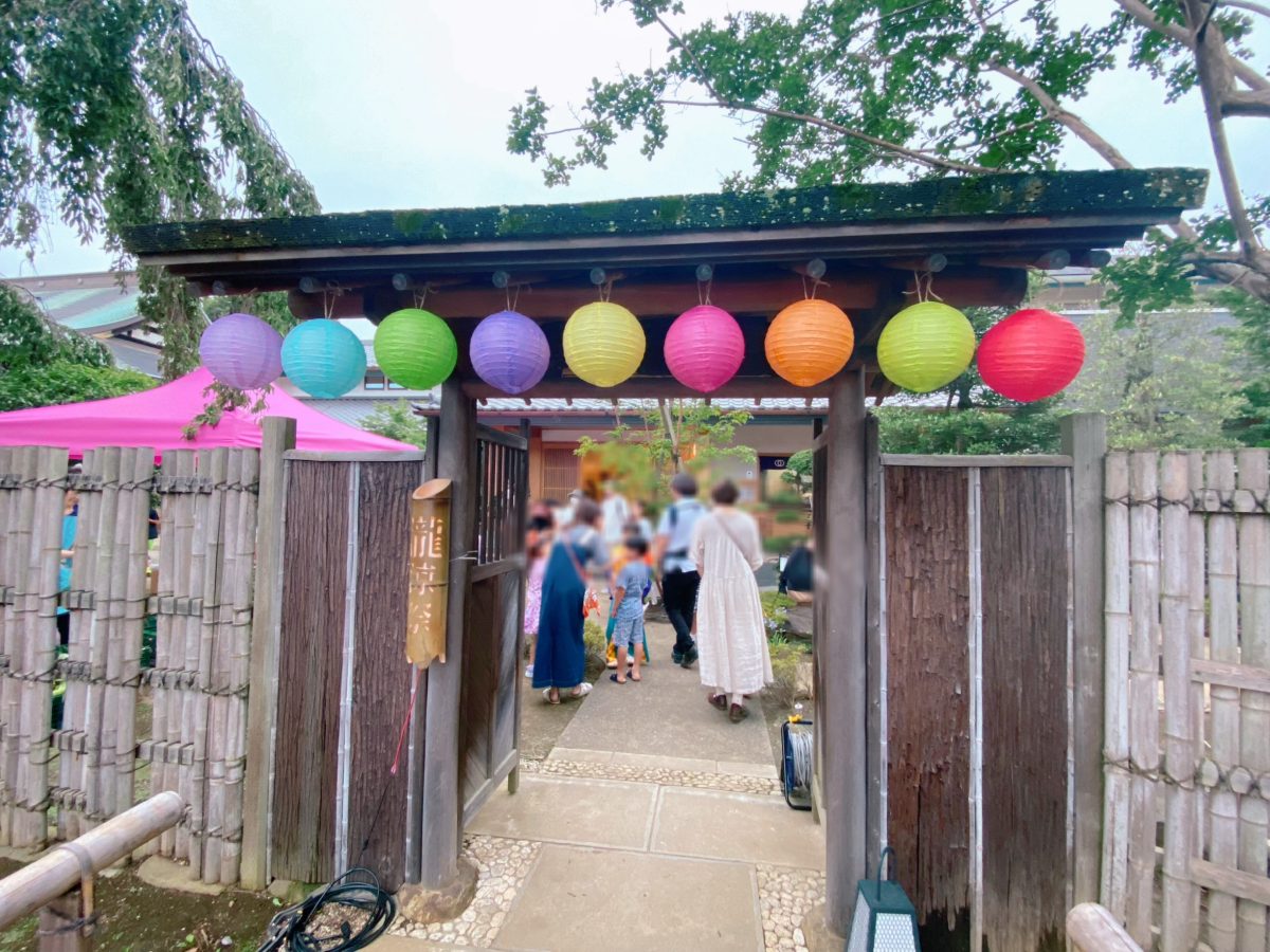 境内入口には彩り豊かな提灯が夏祭りのわくわくをかき立てる♪