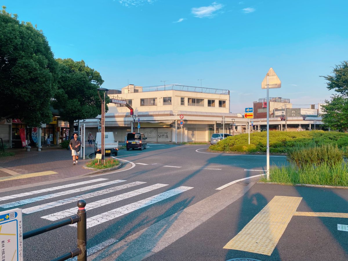 駅前ロータリーを歩いて商店街に向かう道