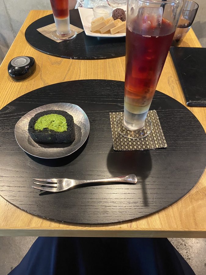 デザートとドリンクセット(利休抹茶ロールケーキ&ローズヒップティー)