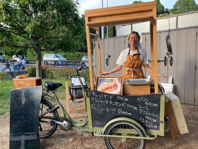 緑が多くて気持ちいい大蓮公園LiPの一角、愛車の自転車屋台と待ってます