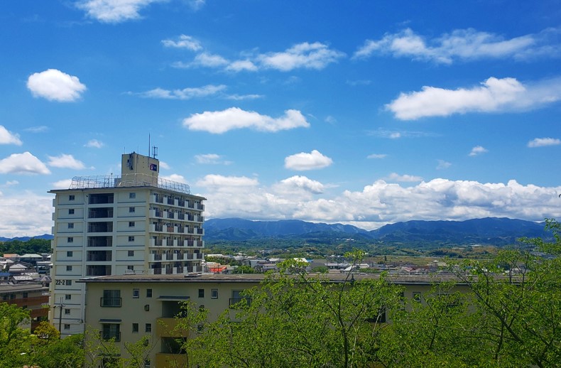 和泉山脈まで眺望が開け、夏空が広く見える。