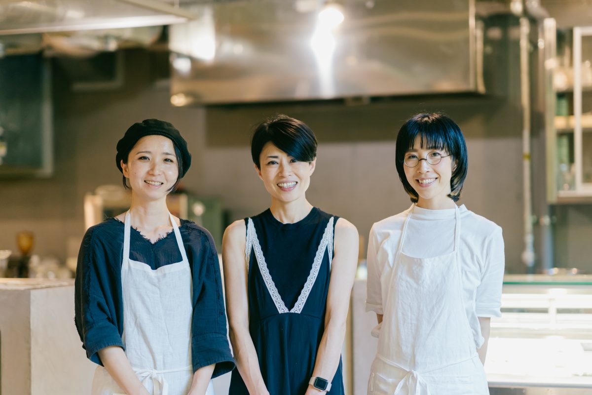 監修者のあつみまゆみさん：画像真ん中。右が料理長の阿武愛さん、左がNPO法人エルブ代表のalice haradaさん