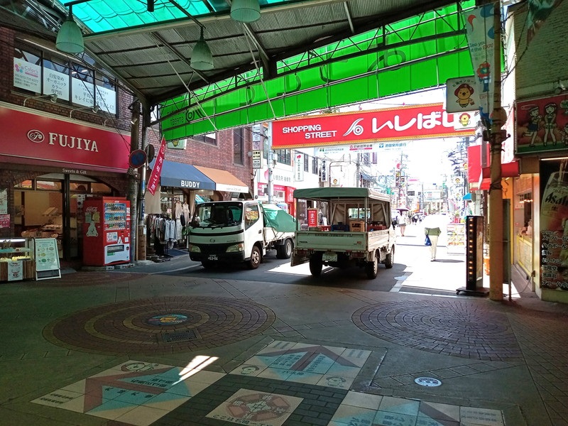 「石橋阪大前」駅の西出口からそのまま商店街を抜け、さらに真っすぐ進んで最後に左へ曲がれば「ツナガリエ石橋」です