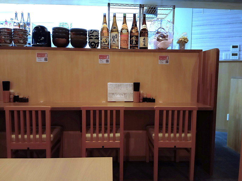 カウンターには一升瓶のお酒が並んでいました。一品料理で夜のひと時を楽しみたい人にも