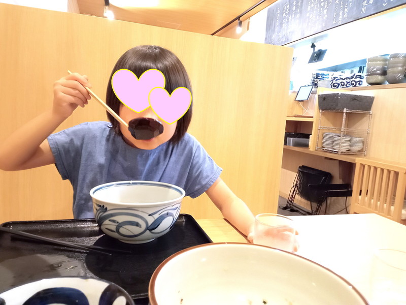 私以上にお出汁好きの娘は最後の一滴まで完食。それを見て「今度は温かいうどんを食べよう」と心の中で決めました