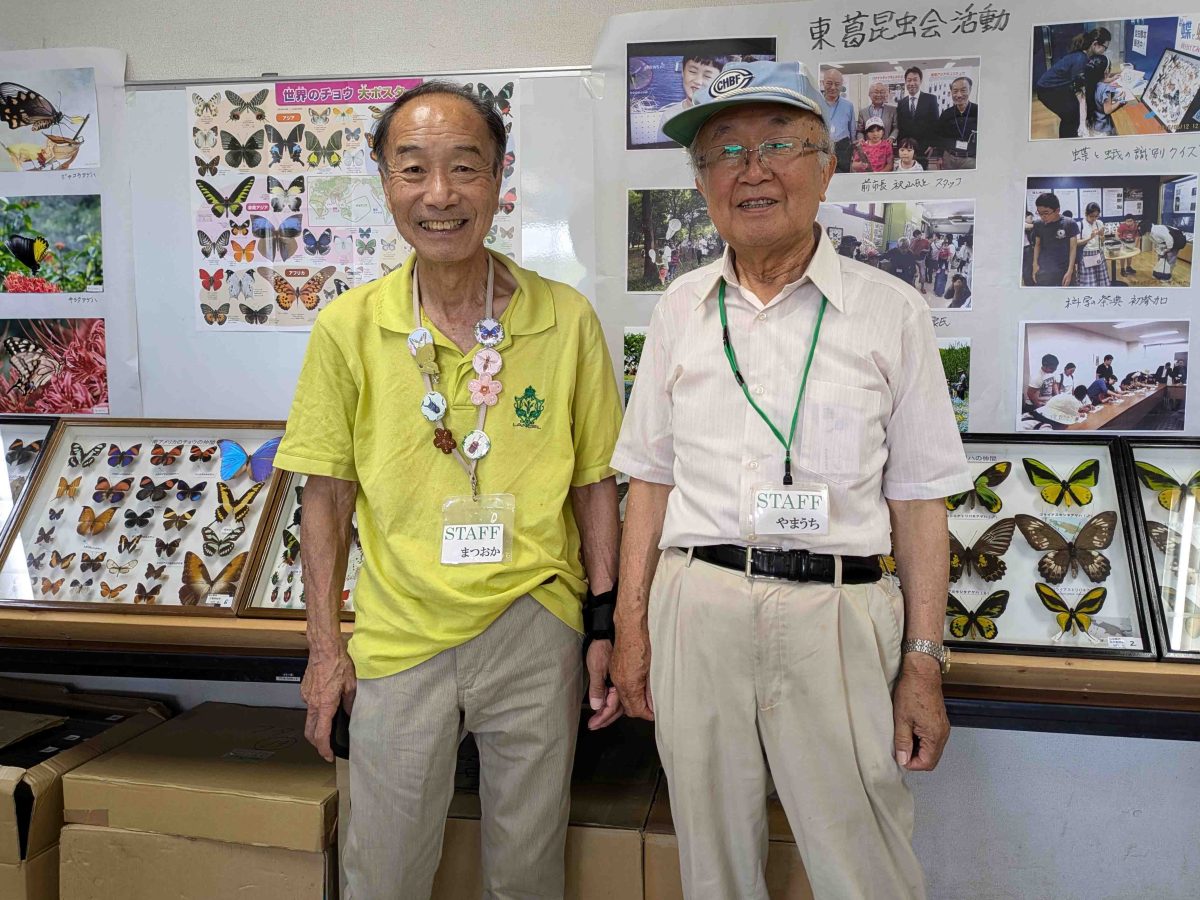 東葛昆虫愛好会事務局の松岡勲雄さん（左）と代表の山内弘一さん（右）