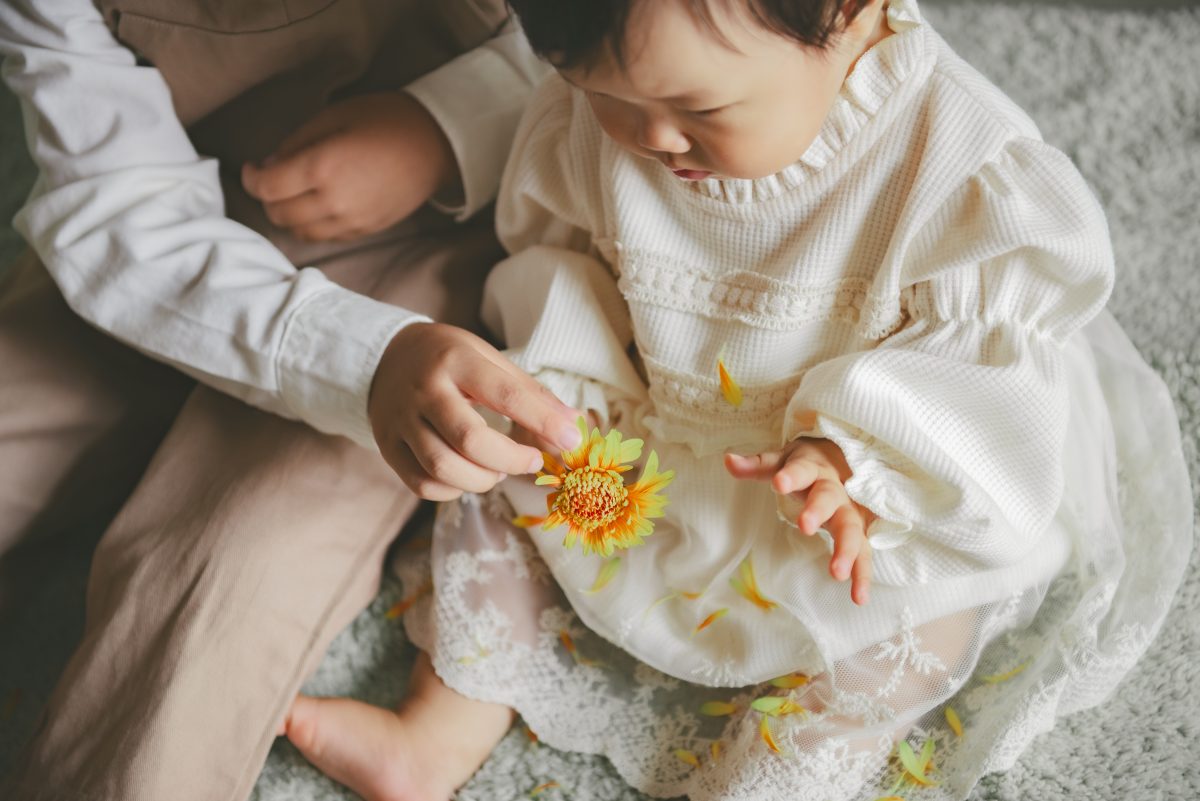 はじめての花占い✿✿✿可愛らしいしぐさが残せる１枚になりました