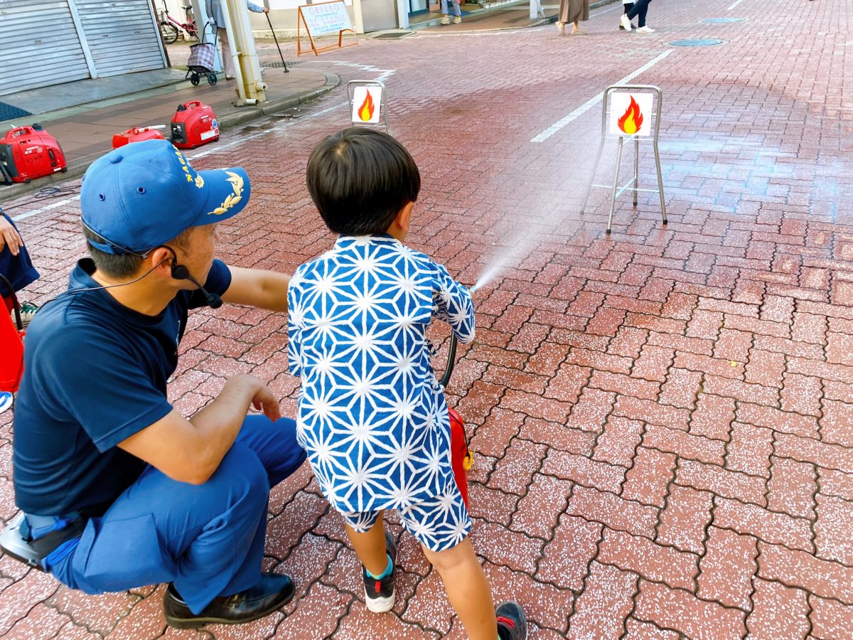 実際に消火器を使って鎮火体験もできました（訓練用の消火器からは水が出たよー）