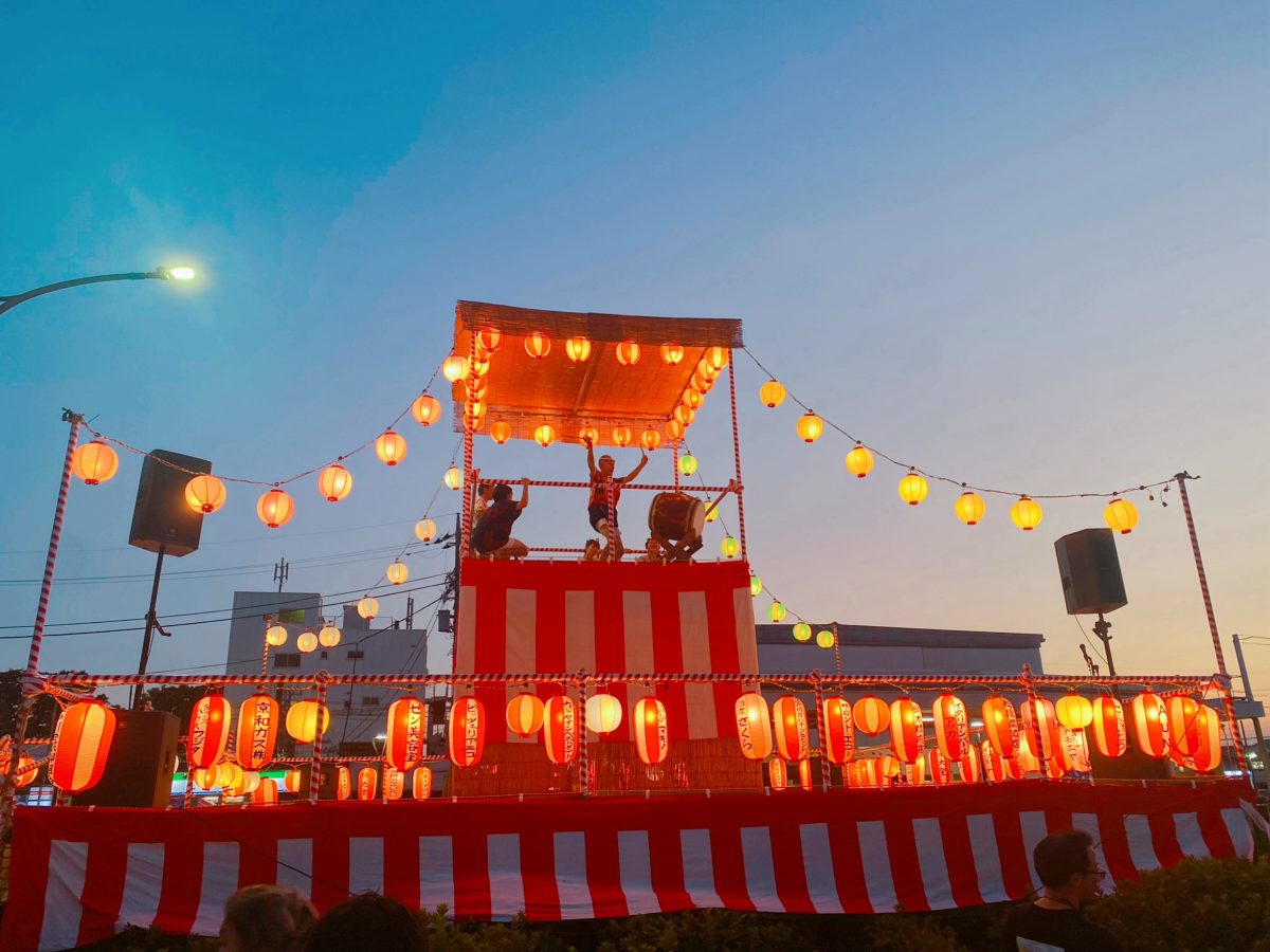 【江戸川台納涼祭】メインステージの櫓！日が暮れると提灯の灯りが一気にお祭りムードを盛り上げていました