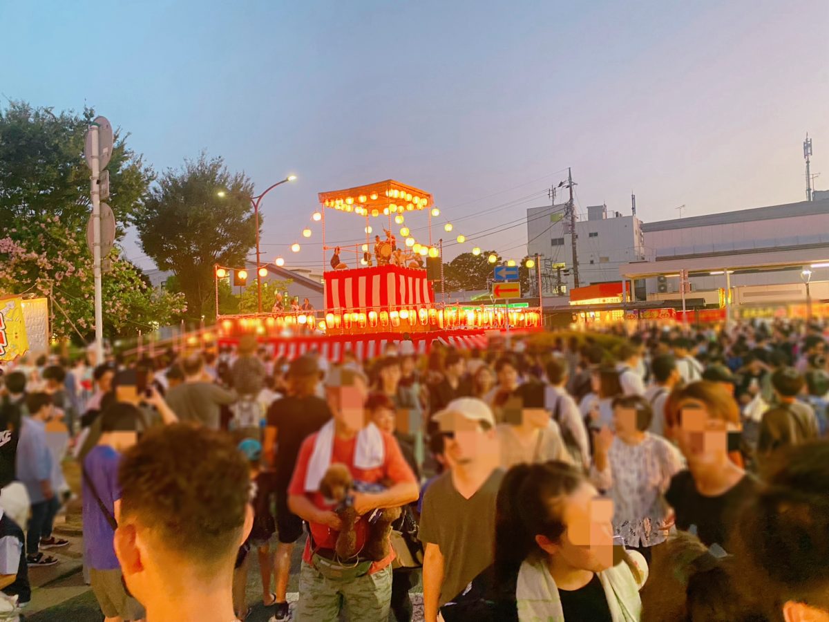 見てください！沢山の人！人！人！笑顔でお祭りグルメを頬張りながら・乾杯しながら・可愛い浴衣姿でキラキラまぶしい笑顔で遊ぶ子ども達〜会場の雰囲気はあたたかさがあり商店街ならではの魅力が伝わってきました