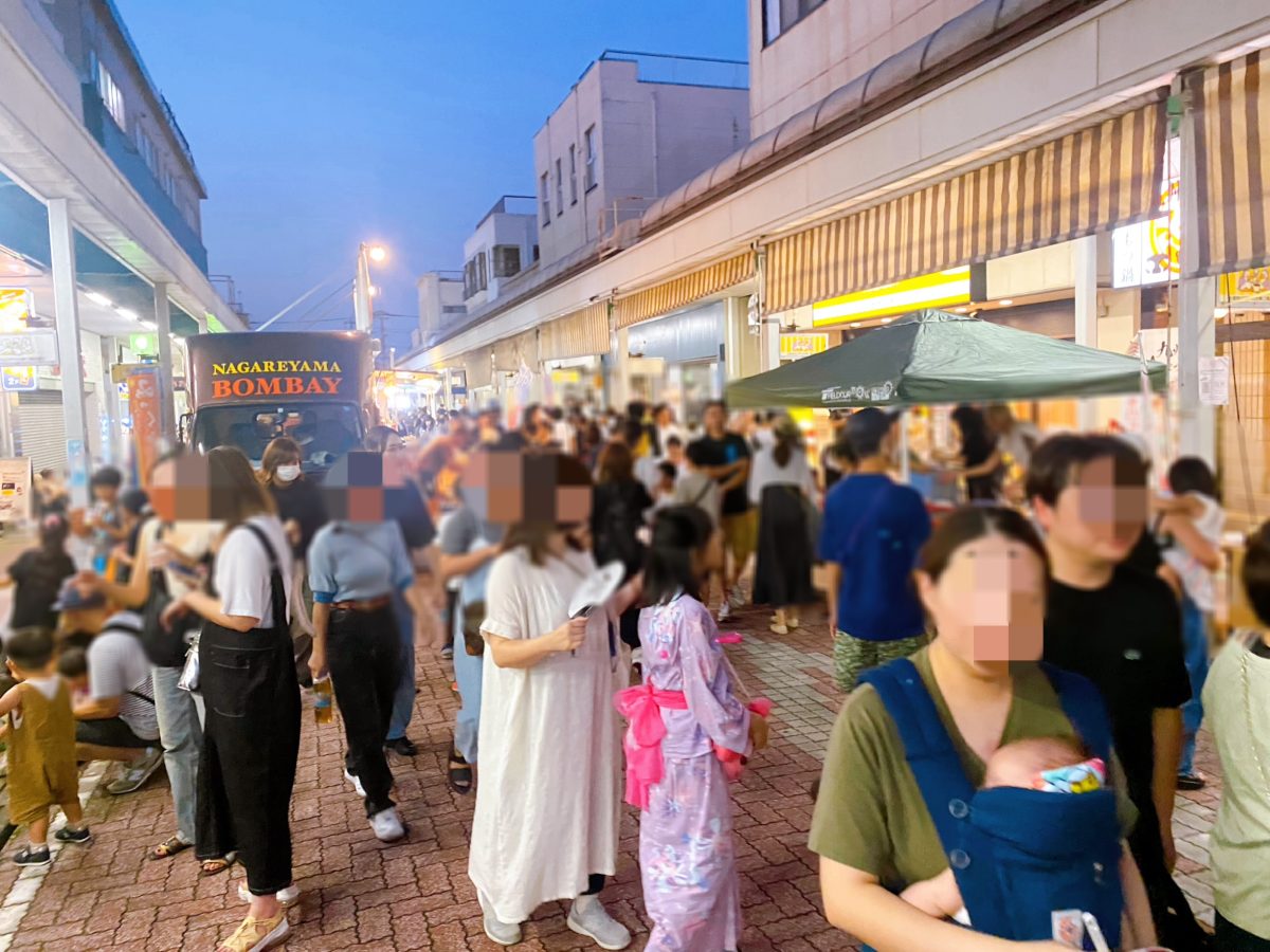 商店街通りは笑顔で乾杯！お祭りメニューを頬張る！みなさんリラックスしながら暑い夏の夜ならではの熱気も楽しまれていました^_^