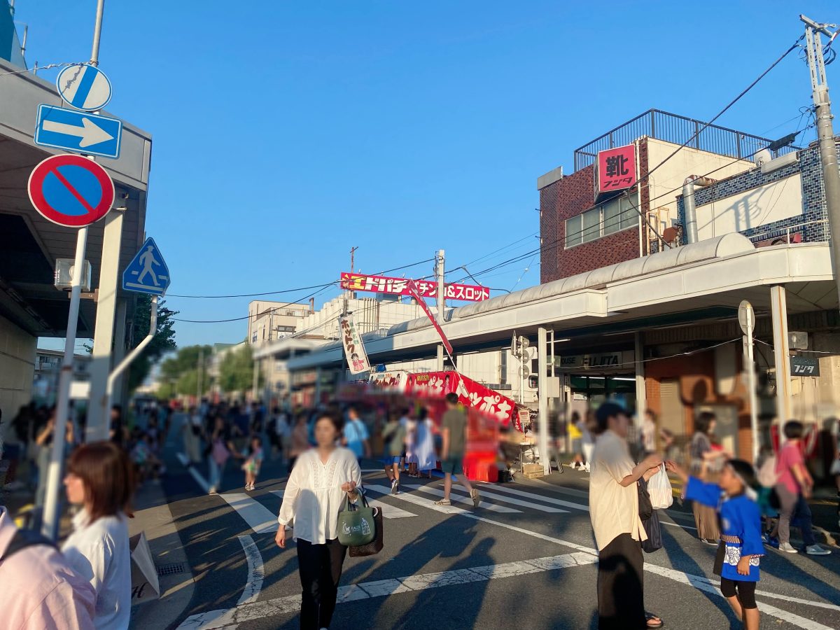 駅前ロータリーから【ジェトロ跡地】に向かう様子〜沢山の屋台や出店があるので賑わう中でも並ぶ時間も少なく購入ができたのも嬉しいポイントでした