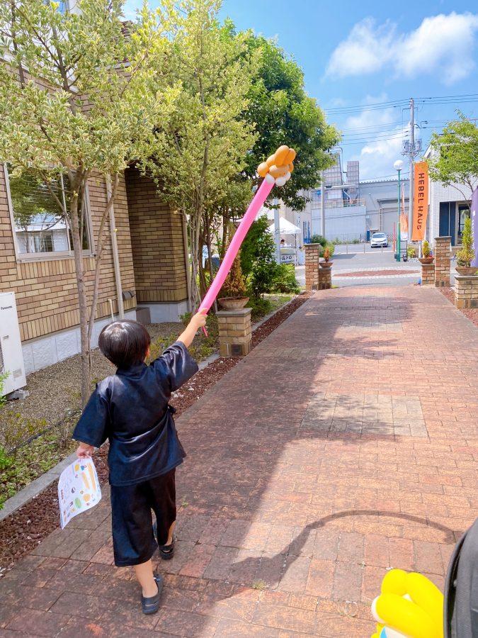 息子るんるん♩探検気分で次行くよ〜！！涼みながらモデルハウス見学をしてスタンプGETしました^_^