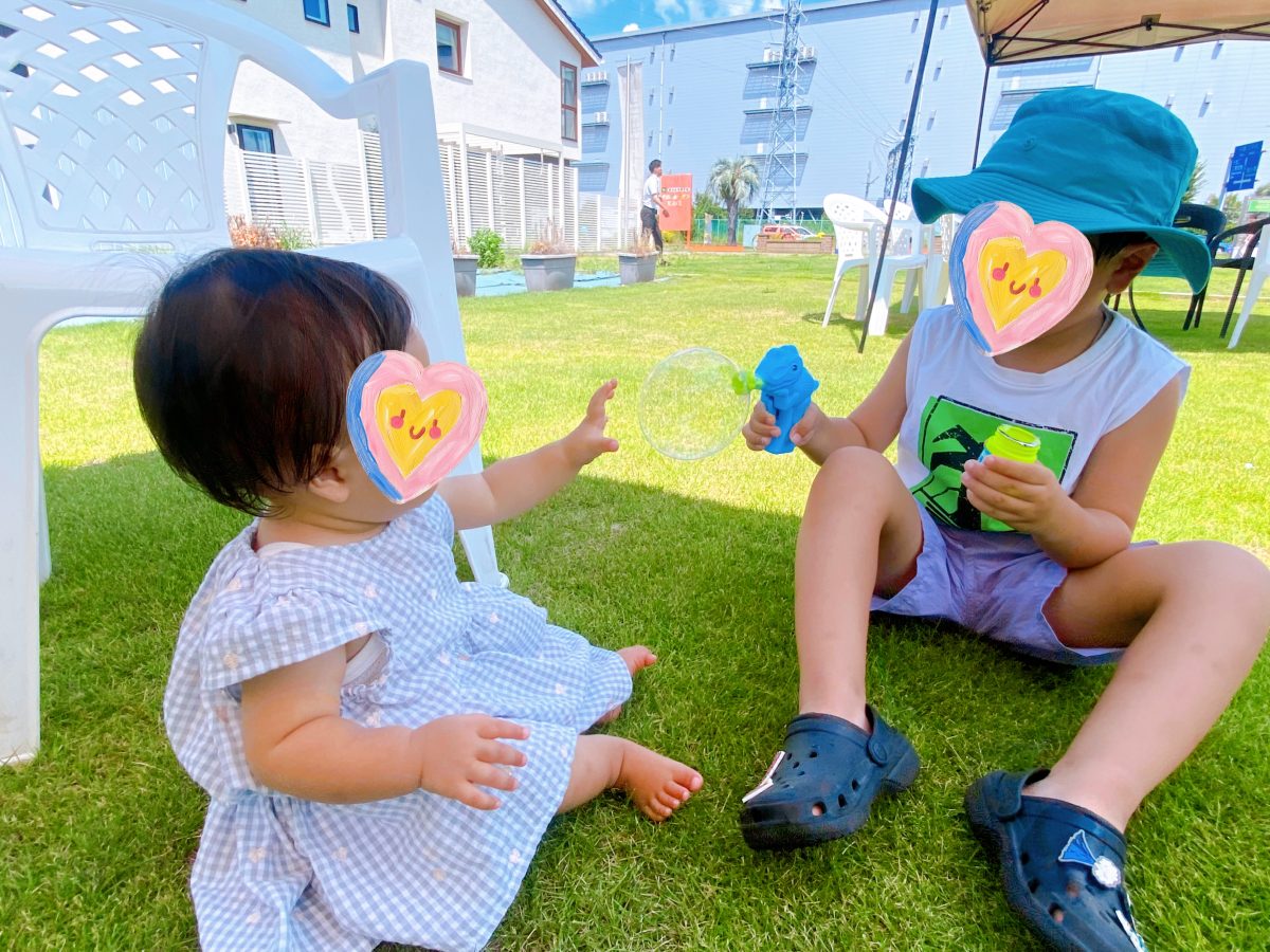 テントの下で縁日コーナーの射的の景品でGETしたシャボン玉で遊ぶ〜♡ 風が抜けて涼しく心地よかったぁ〜