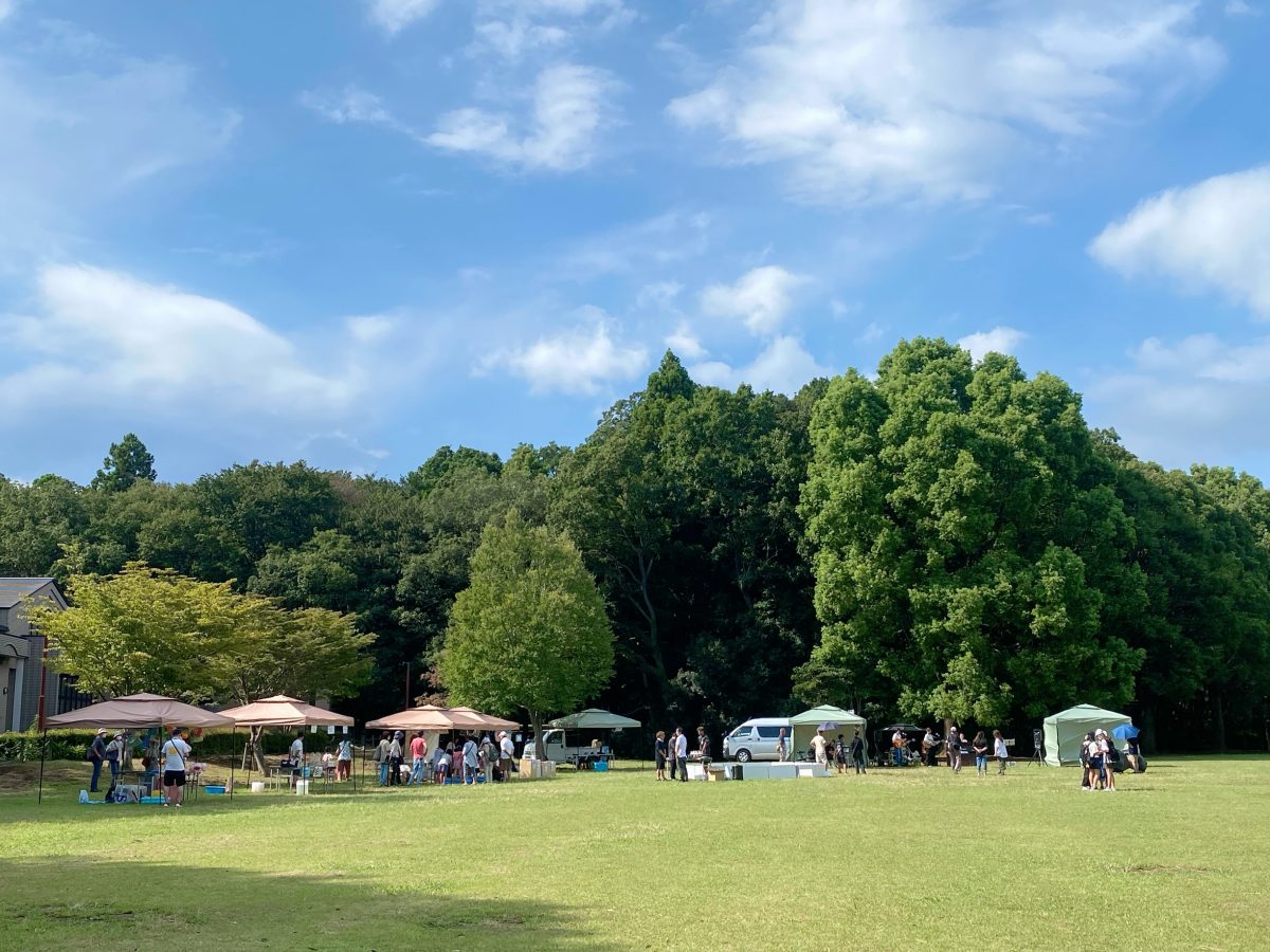 会場は東深井森の図書館の横にある芝生広場で開催されました