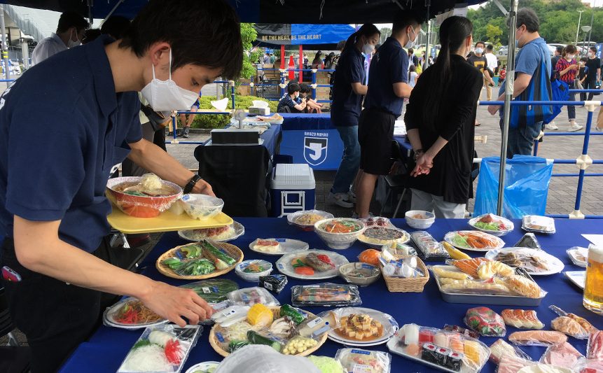 試合前のスタジアム周辺で食品販売や栄養指導のブースを出展