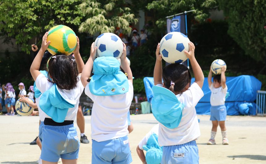 吹田市にある本学附属の青山幼稚園では、チームのコーチを招いたサッカー教室を全園児対象に毎年実施