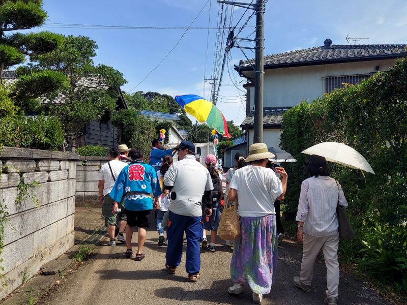 観客はトラックの後からついていきます。