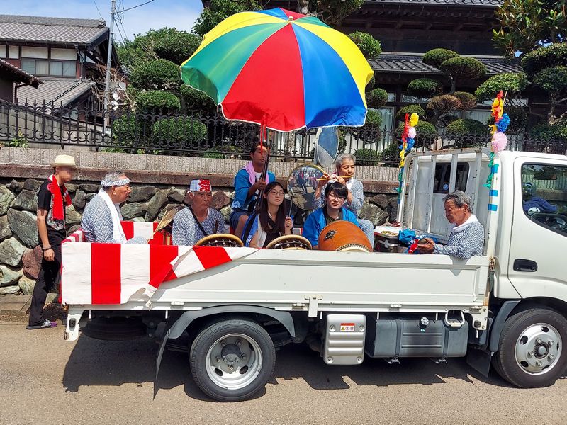 お囃子は、前を走る神輿を景気づけるために演奏するそうです。