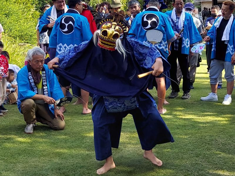 「中獅子」。この背後でほかの獅子たちがお腹に装着した太鼓を打ち鳴らし、「篠籠田の三匹獅子舞保存会」の方々が、彼らをうちわで扇いでいます。