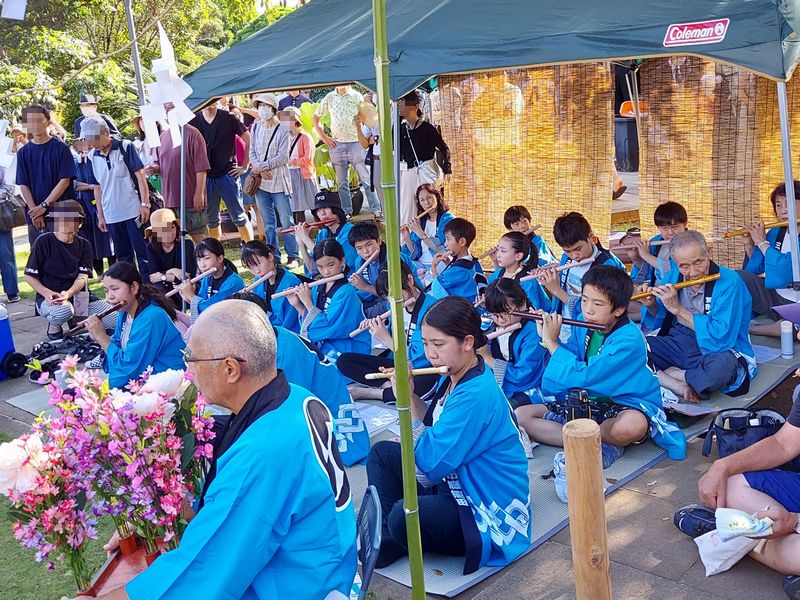 「今年は中学生になり小学生に教える立場となりました。例年以上にパワーアップした笛の音で猿舞と獅子舞を盛り上げたいと思っています」と3年目の川島杏さんは意気込みを語ります。