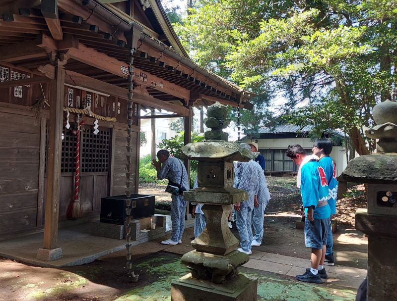 篠原さんを筆頭に、お囃子の皆さんで参拝します。