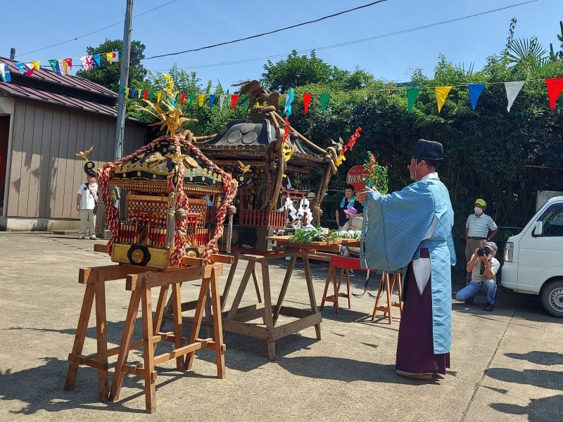 興福院境内での神事。お供えが神輿の前に供えられ、神主さんによるお祓いがおこなわれます。