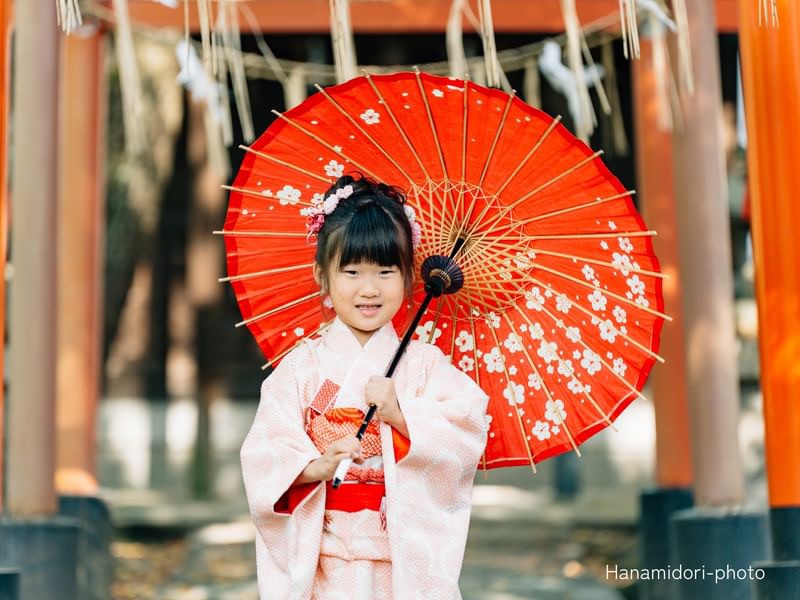 七五三はお詣りに同行してもらうと、おすましした写真だけでなく色々な姿を残してもらえます