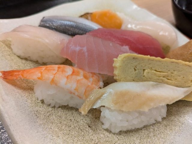 【高槻市】お寿司10貫のランチセットが550円⁉ 平日20食限定ランチに並んでみた！「握りたて寿司　喜楽　高槻大蔵司店」