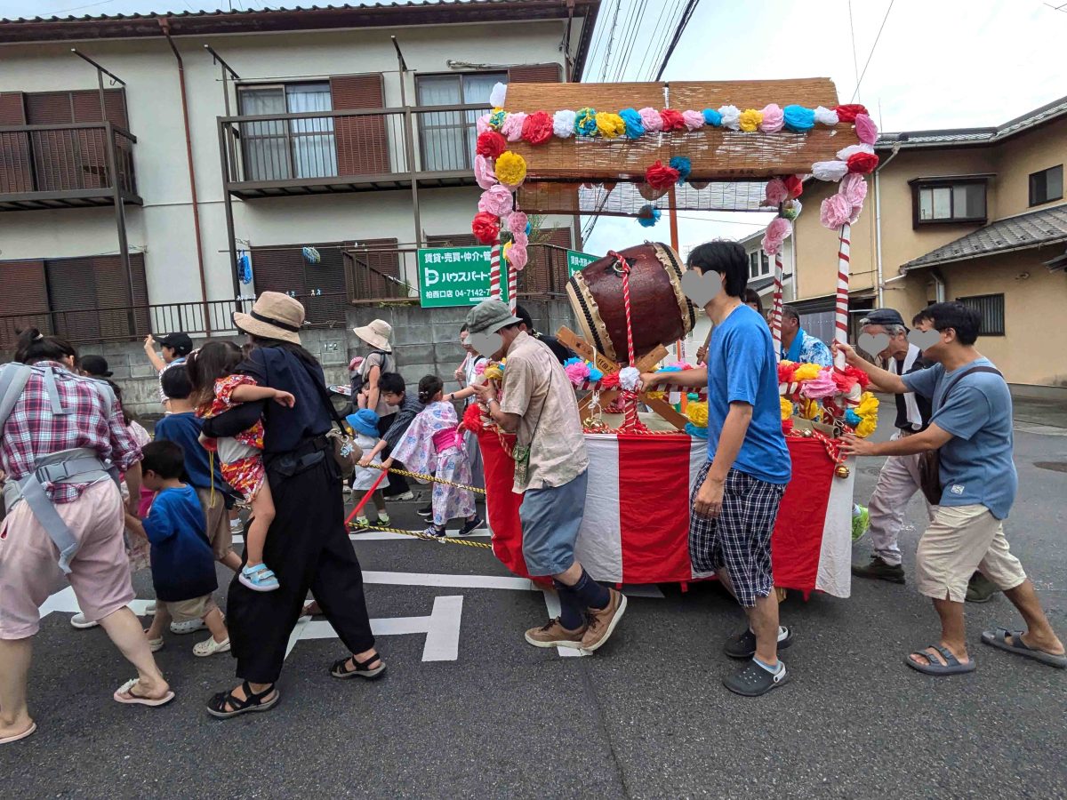 街を練り歩く山車