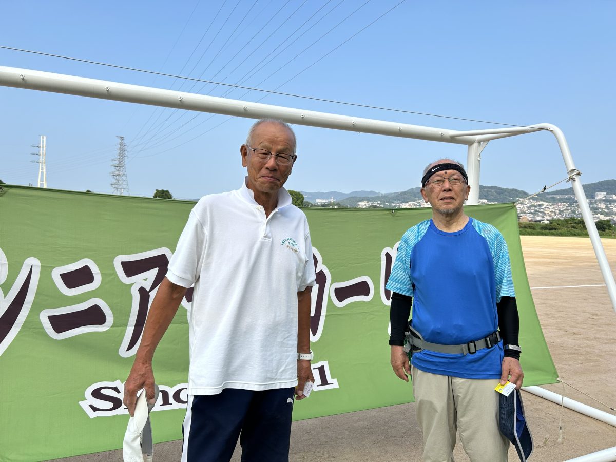 北摂シニア友好リーグの事務局長　飯田 一彦さん（右）と事務局　平山 秀行さん