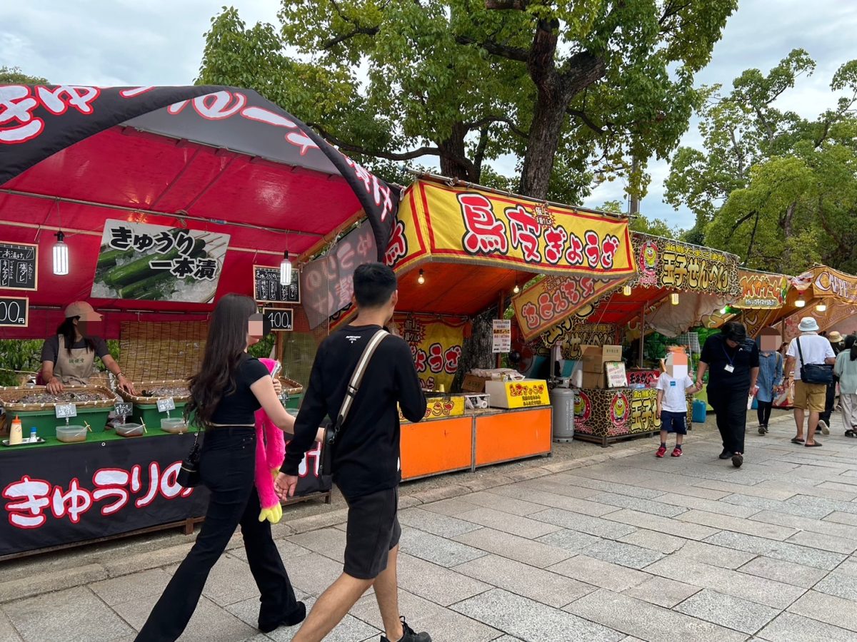 お祭りだから　露店もたくさんでています　昔ながらの露店から　イマドキのものも