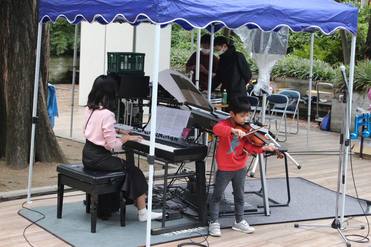 数年前、少し小降りの雨の中、印象に残っている親子共演のシーンです。