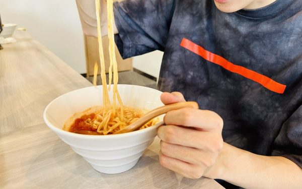 トマト麺食べる